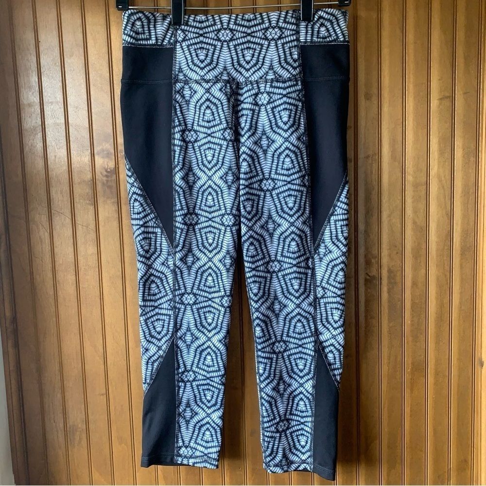 Athleta Black And White Patterned Compression Workout Capri Leggings Women Small